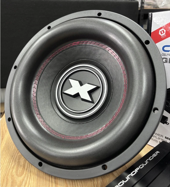 Excursion SXR.v2-12D2 z Crunch GPX1250.1D to zestaw subwooferowy 12 cali 600W RMS SQ/SPL do car audio, oferujący mocny, głęboki i kontrolowany bas w obudowie sealed lub bass reflex.