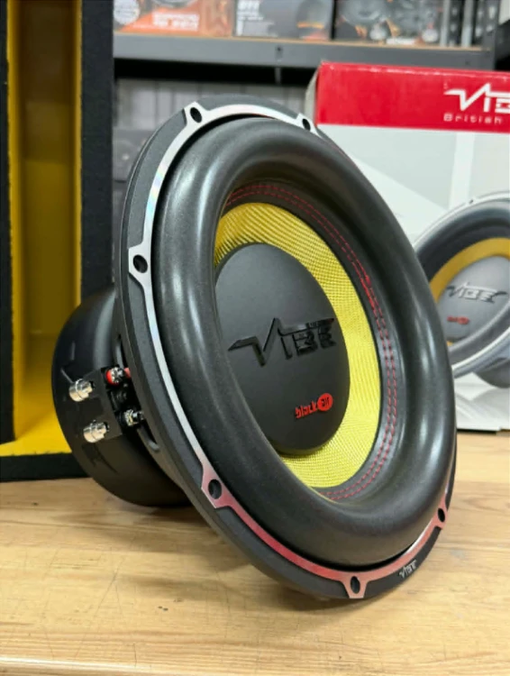 Zestaw car audio EDGE DB z subwooferem 12 cali i wzmacniaczem monoblok 2000W w obudowie bass reflex 66L zapewnia mocny, głęboki i kontrolowany bas do samochodu.