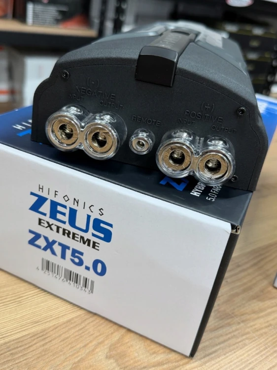 4hifonics-zxt5-0-kondensator-5-faradow-woltomierz.jpg