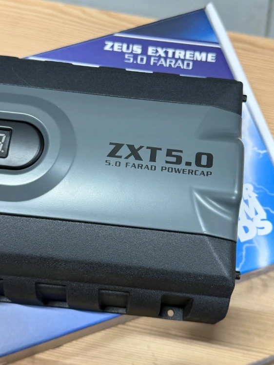 6hifonics-zxt5-0-kondensator-5-faradow-woltomierz.jpg